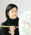<em>醴陵</em><em>釉</em><em>下</em><em>五</em><em>彩瓷</em><em>燒制</em><em>技藝</em><em>的</em><em>代表</em><em>傳承</em><em>人</em><em>黃小玲</em>，<em>中國</em><em>陶瓷</em><em>界</em><em>的</em>“<em>花鳥</em><em>皇后</em>”
