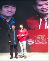 中國十大皮具設計師何金龍：傳統刺繡與皮具的時尚效應
