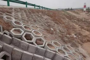 路基坡面防護—防止路基坡面溜坍等病害所采取的防護<em>加固</em><em>措施</em>