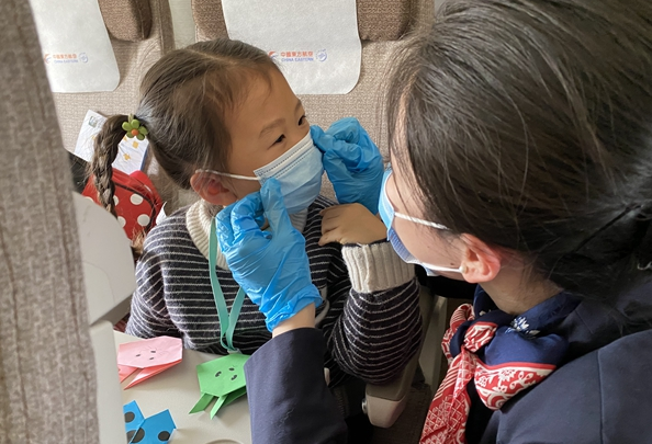 春運首日東航無陪兒童：“謝謝姐姐，我們還會再見”
