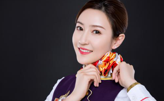 首都<em>航空</em><em>乘務(wù)</em><em>長</em>陸榕燁：旅客至上 一路同行