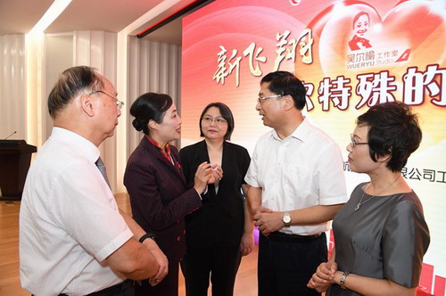 全國勞模、上航乘務(wù)員吳爾<em>愉</em>