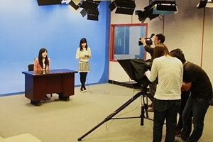 <em>廣播電視</em><em>編導</em><em>專業</em>：《〈微電影創作〉<em>課程</em>教學、育人雙大綱一劇情類微電影的拍攝》<em>課程</em><em>思</em><em>政</em><em>案例</em>