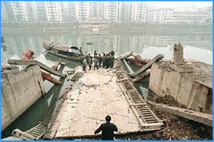 重慶綦江彩虹橋整體<em>垮</em><em>塌</em>