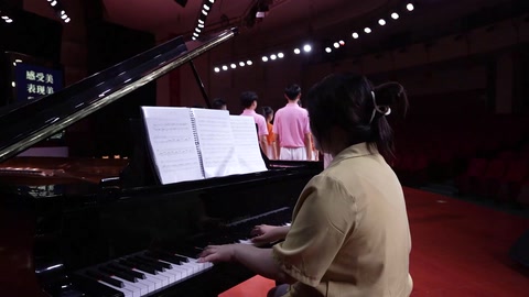 <em>微</em><em>課</em>：音樂表演專業(yè)《<em>合唱</em><em>藝術(shù)</em><em>鑒賞</em><em>與</em><em>實踐</em>-變形化<em>指揮</em><em>語言</em><em>的</em><em>情感</em><em>傳達</em>》