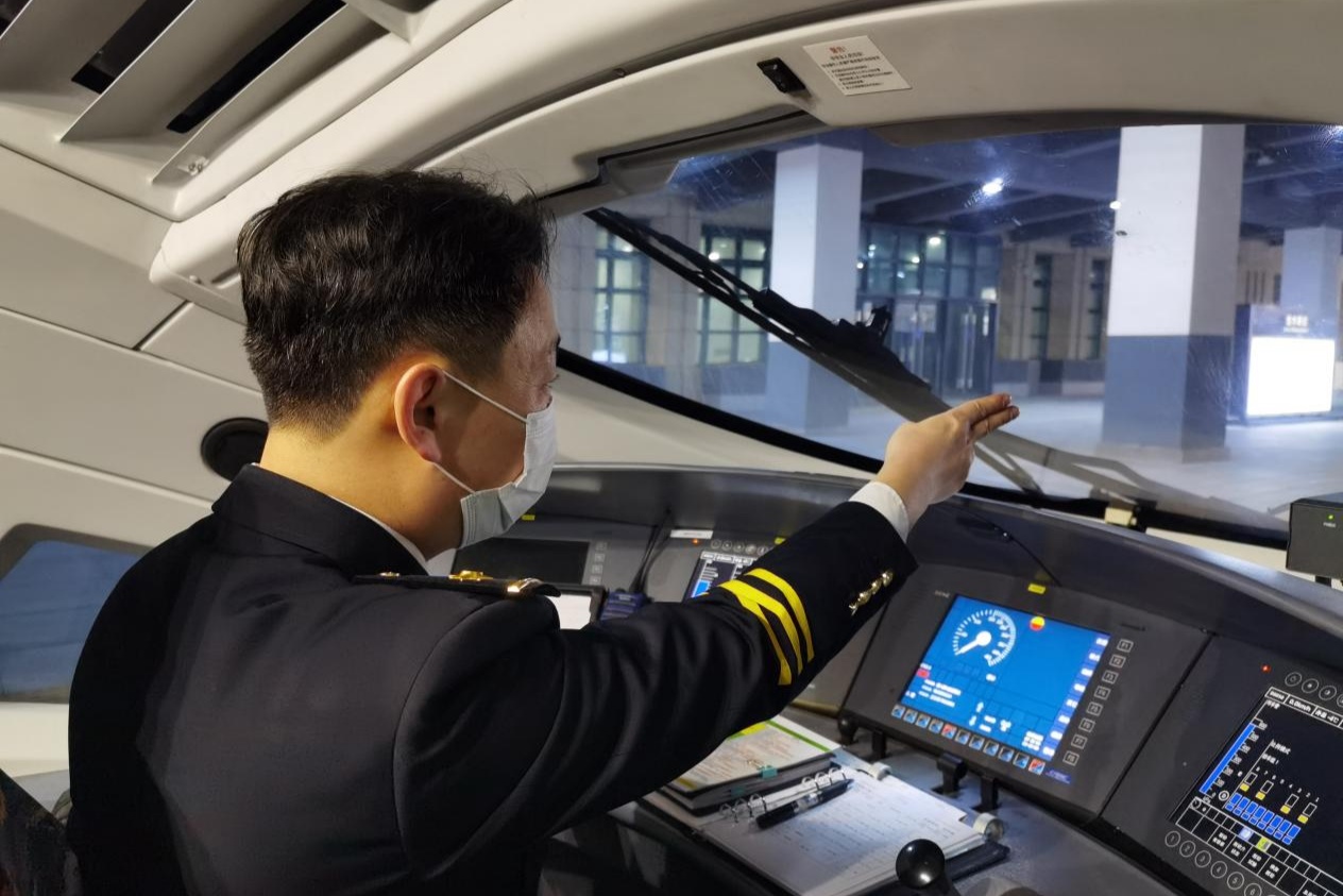 <em>授課</em><em>圖片</em>—牡丹江機務段<em>動</em><em>車組</em><em>司機</em>景祥君-手中大閘把沉甸甸