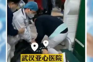 <em>患者</em>突然倒地心臟驟停，醫生們輪流進行心肺復蘇，及時挽救生命